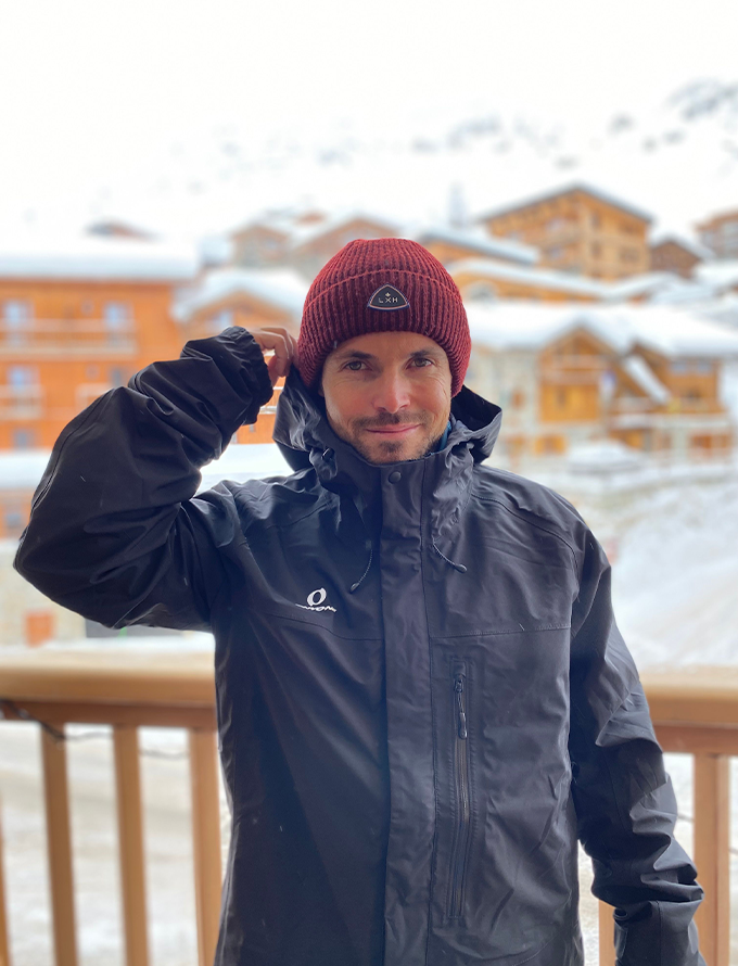 Portrait Charles Navillod avec bonnet LXH et veste de ski